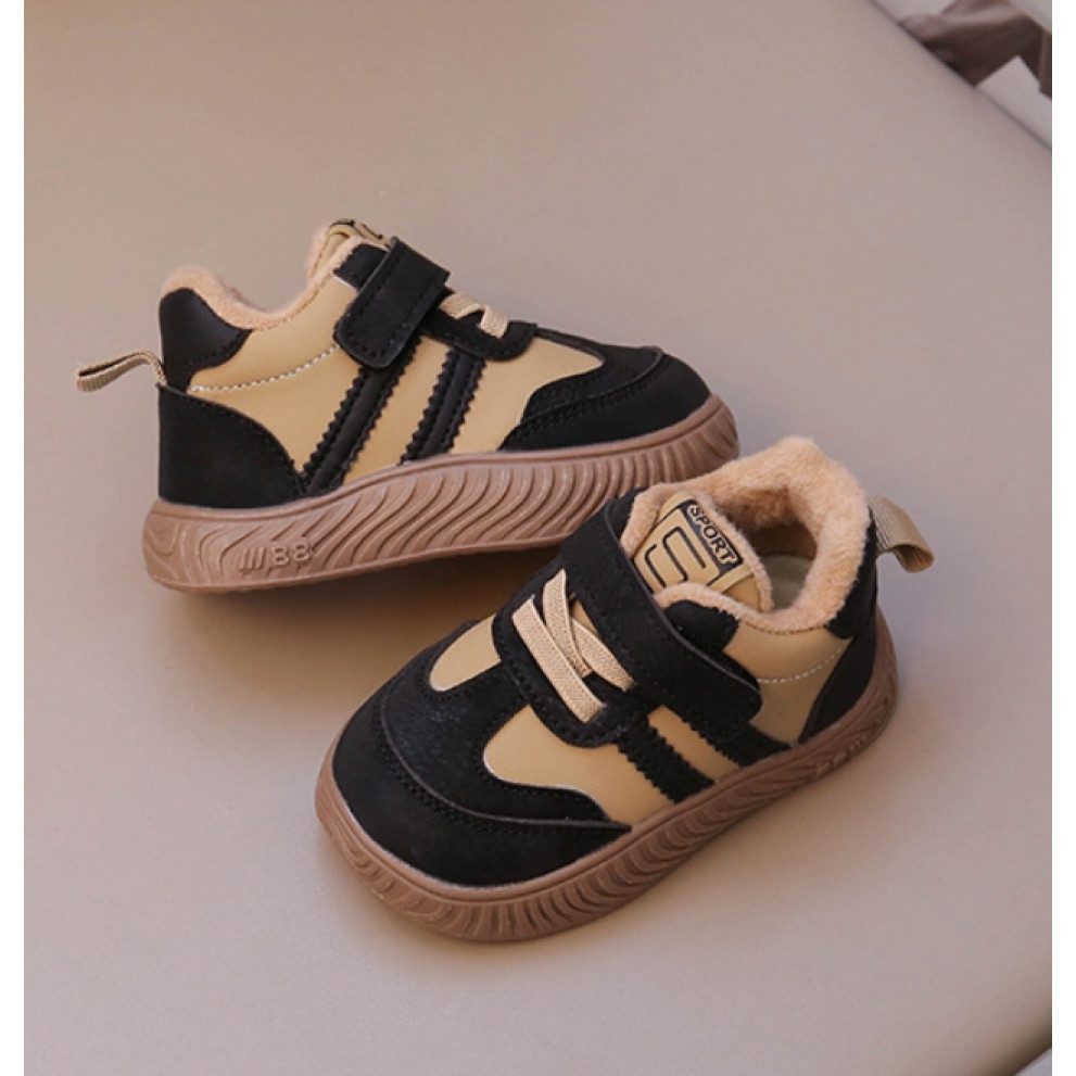 Дитячі утеплені кросівки Child-X чорного кольору з бежевими вставками - комфорт і тепло для маленьких ніжок Дитячі утеплені кросівки Child-X чорного кольору з бежевими вставками - комфорт і тепло для маленьких ніжок