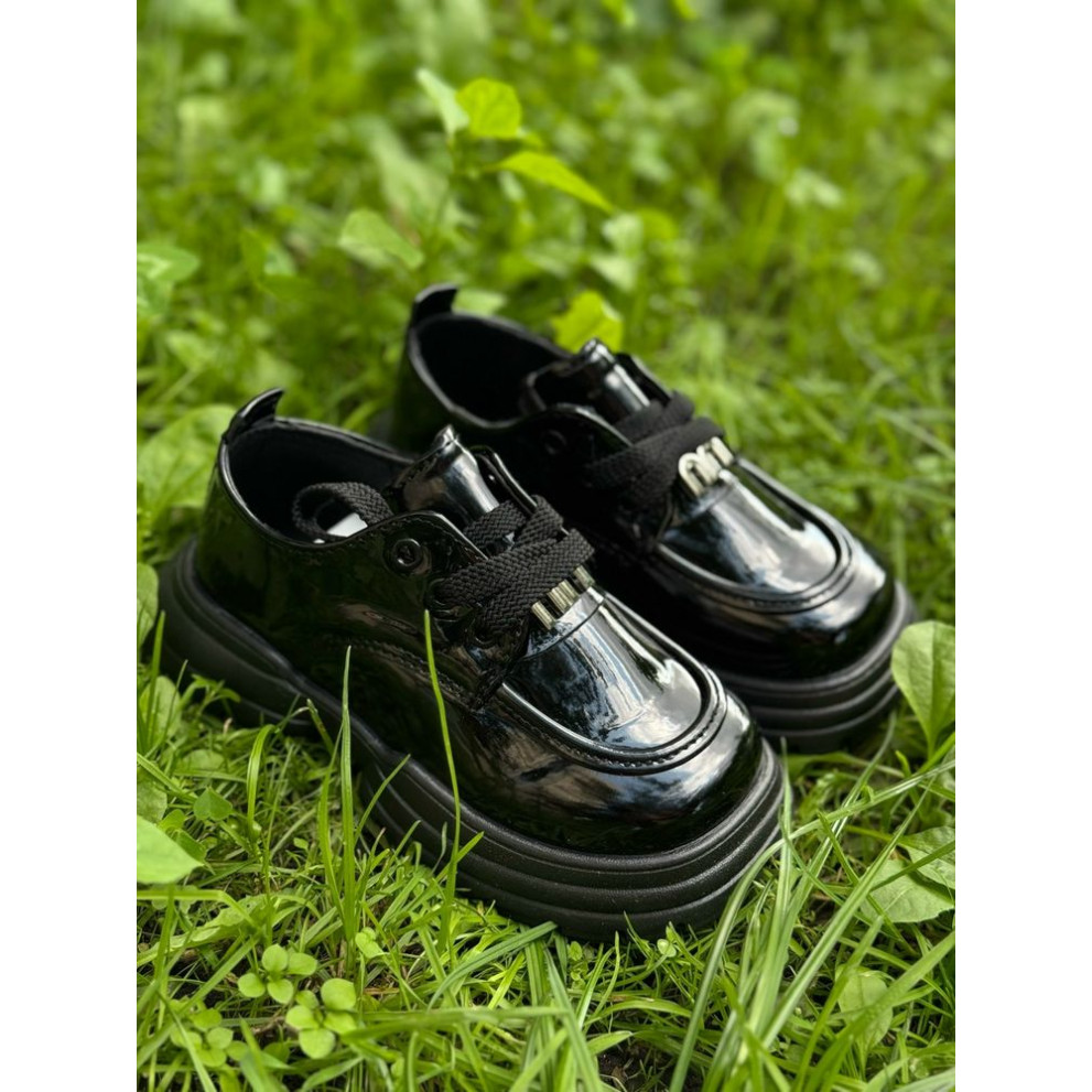 Стильні лофери лаковані для дівчинки колір чорний 10907