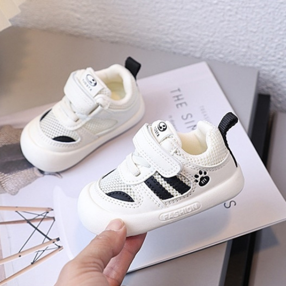 Кроссовки детские Fashion с черными вставками 11076