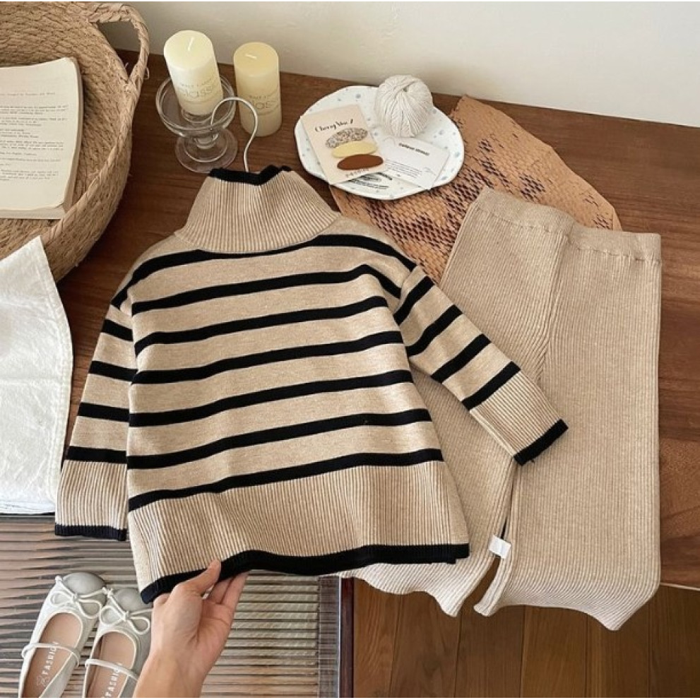 Стильний костюмчик для дівчинки в'язаний 10644