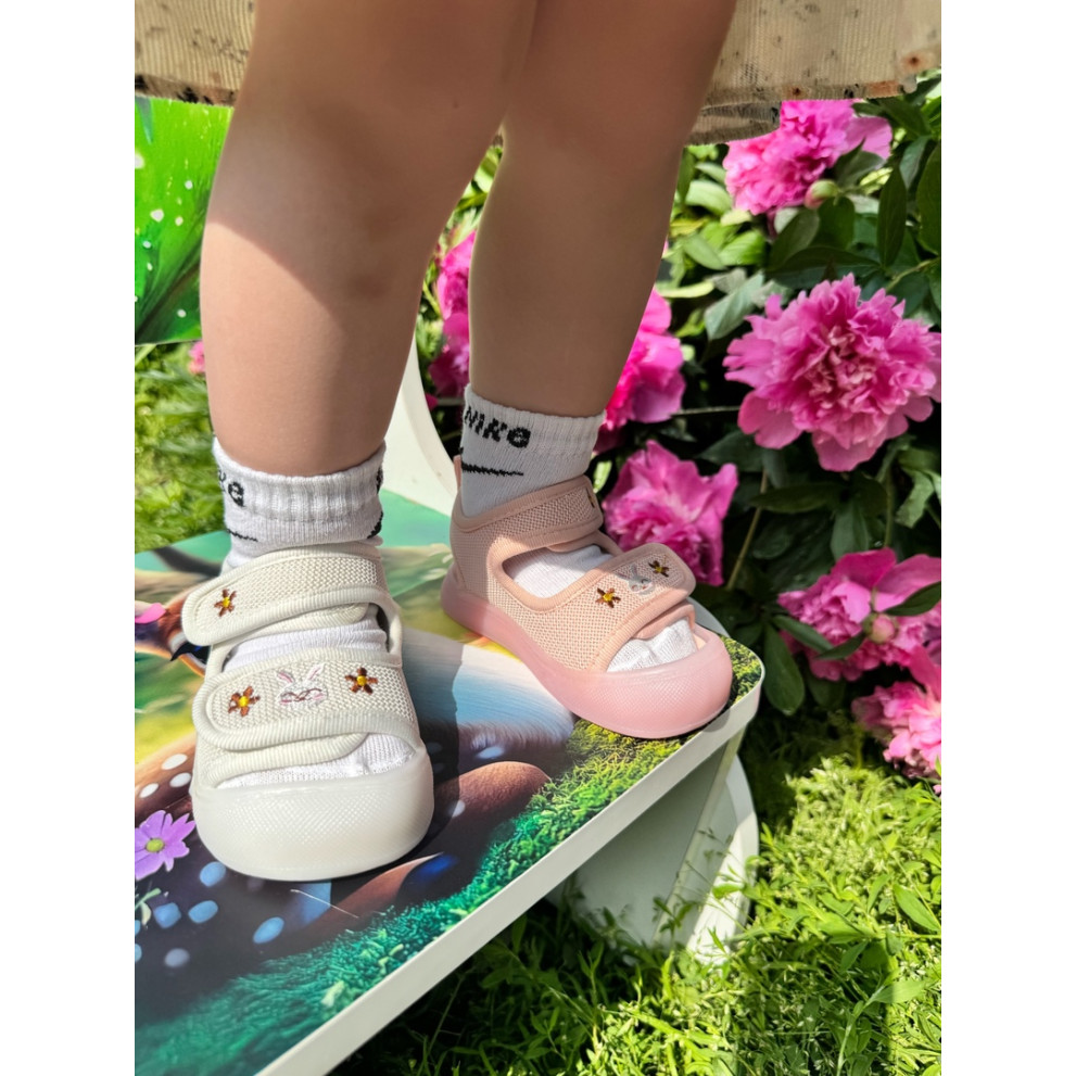 Босоніжки для дівчинки з зайчиком колір білий 10826