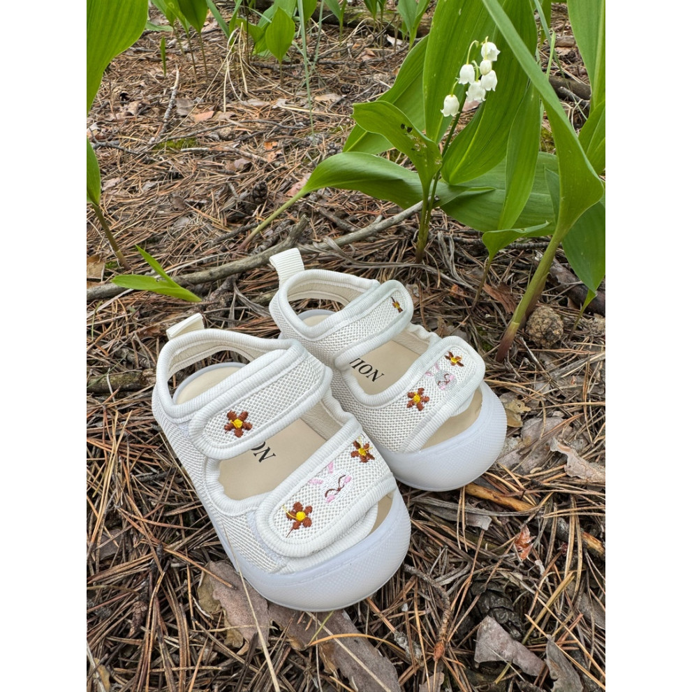 Босоніжки для дівчинки з зайчиком колір білий 10826