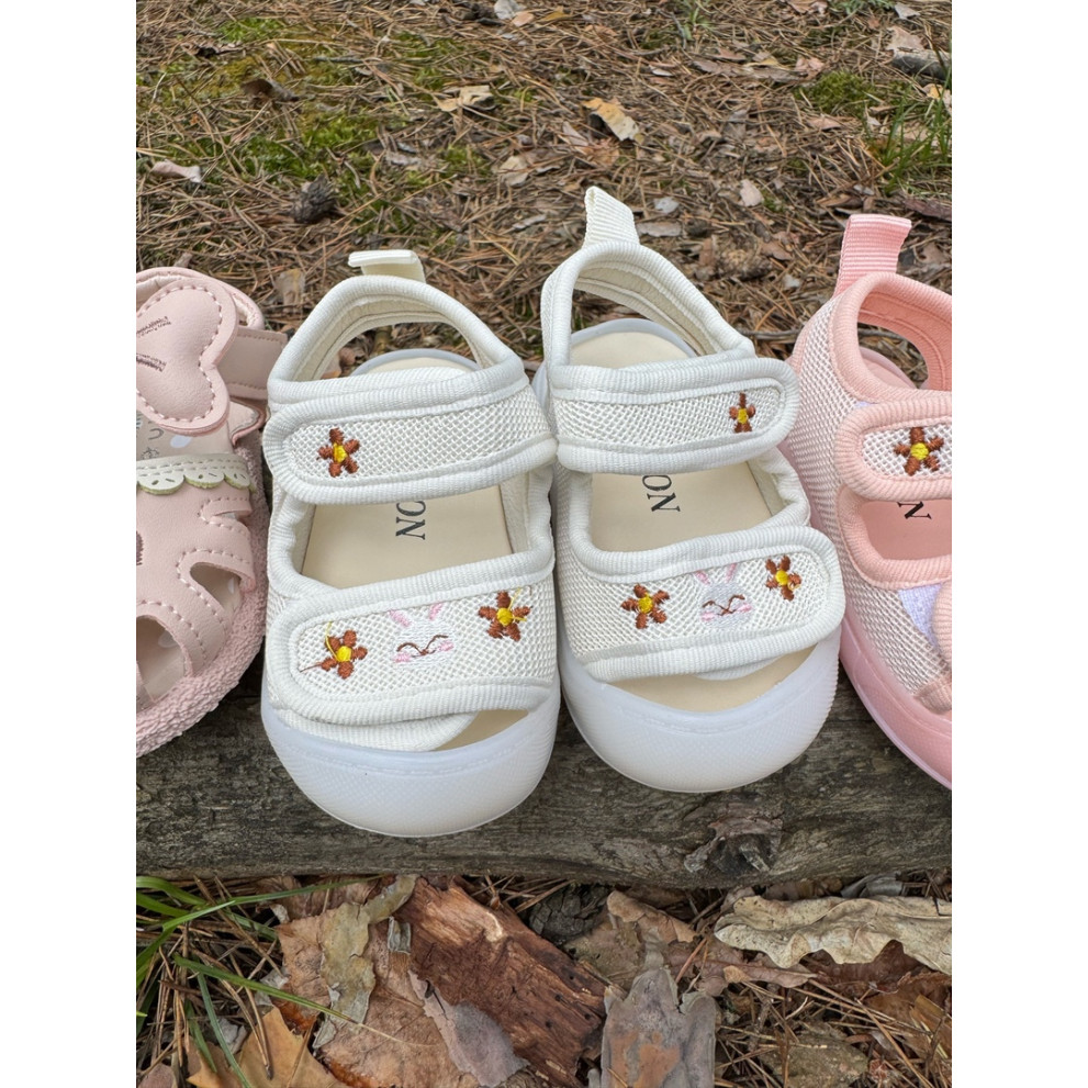 Босоніжки для дівчинки з зайчиком колір білий 10826