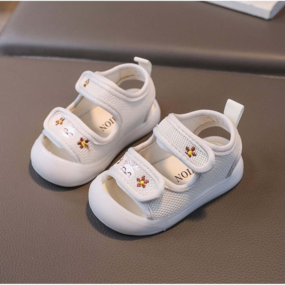 Босоніжки для дівчинки з зайчиком колір білий 10826