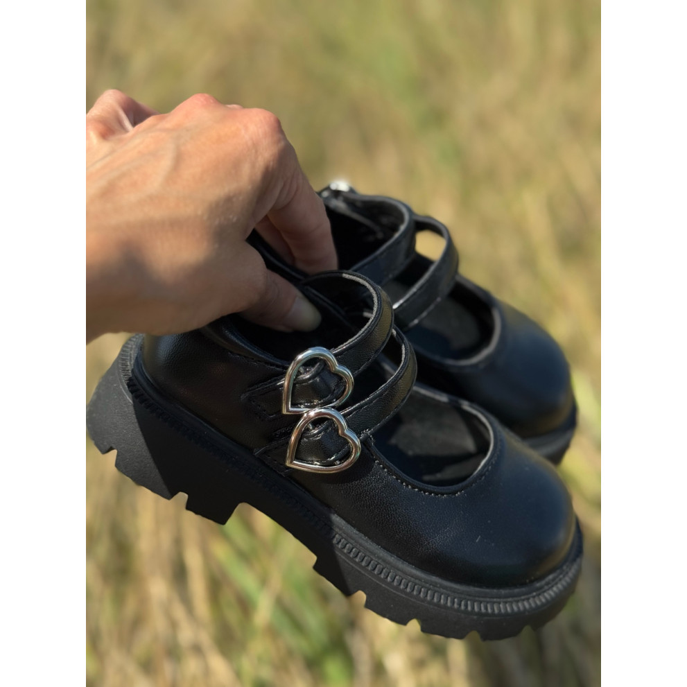 Стильні лофери для дівчинки з сердечками колір чорний 10904 Стильні лофери для дівчинки з сердечками колір чорний 10904