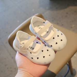 Босоніжки для дівчаток Love білі