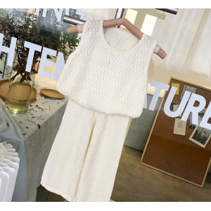 Комплект на літо для дівчинки зі штанцями в'язаний 10474