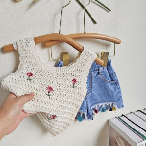 Костюм для дівчинки з джинсовими шортами  і в'язаною майкою 10512